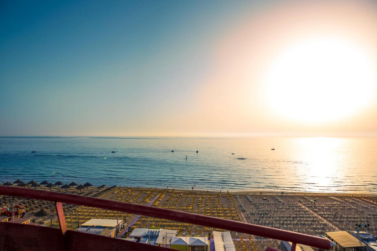 Hotel Atlantic Vista Mare Pesaro Bagian luar foto