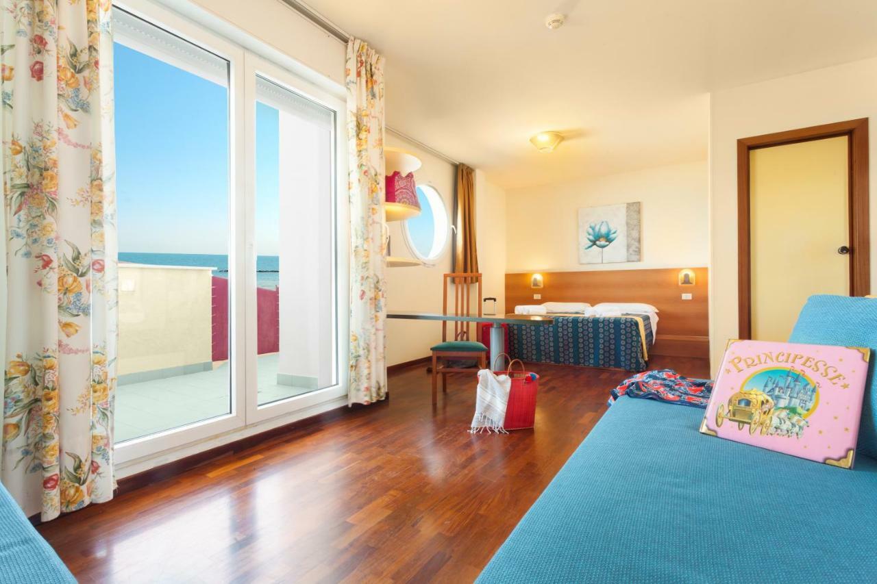 Hotel Atlantic Vista Mare Pesaro Bagian luar foto