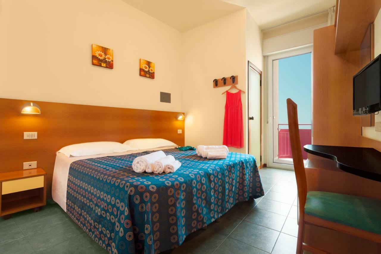 Hotel Atlantic Vista Mare Pesaro Bagian luar foto