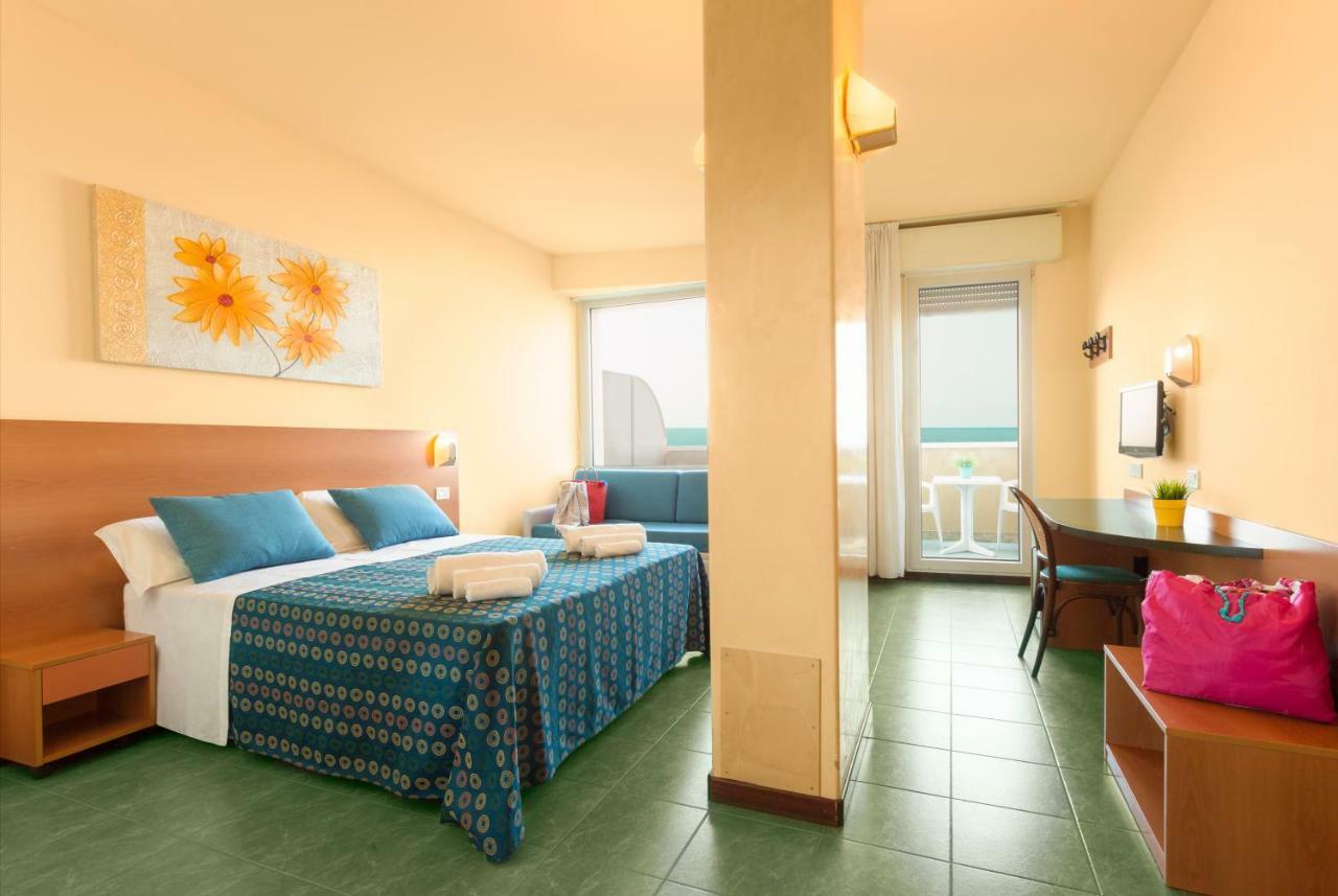 Hotel Atlantic Vista Mare Pesaro Bagian luar foto