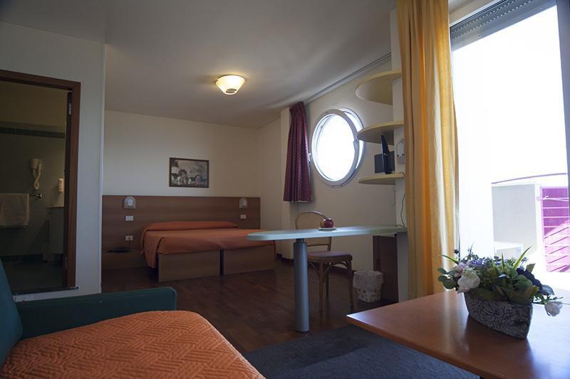Hotel Atlantic Vista Mare Pesaro Bagian luar foto