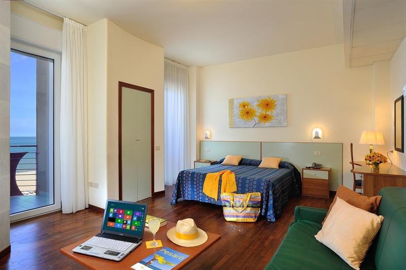 Hotel Atlantic Vista Mare Pesaro Bagian luar foto